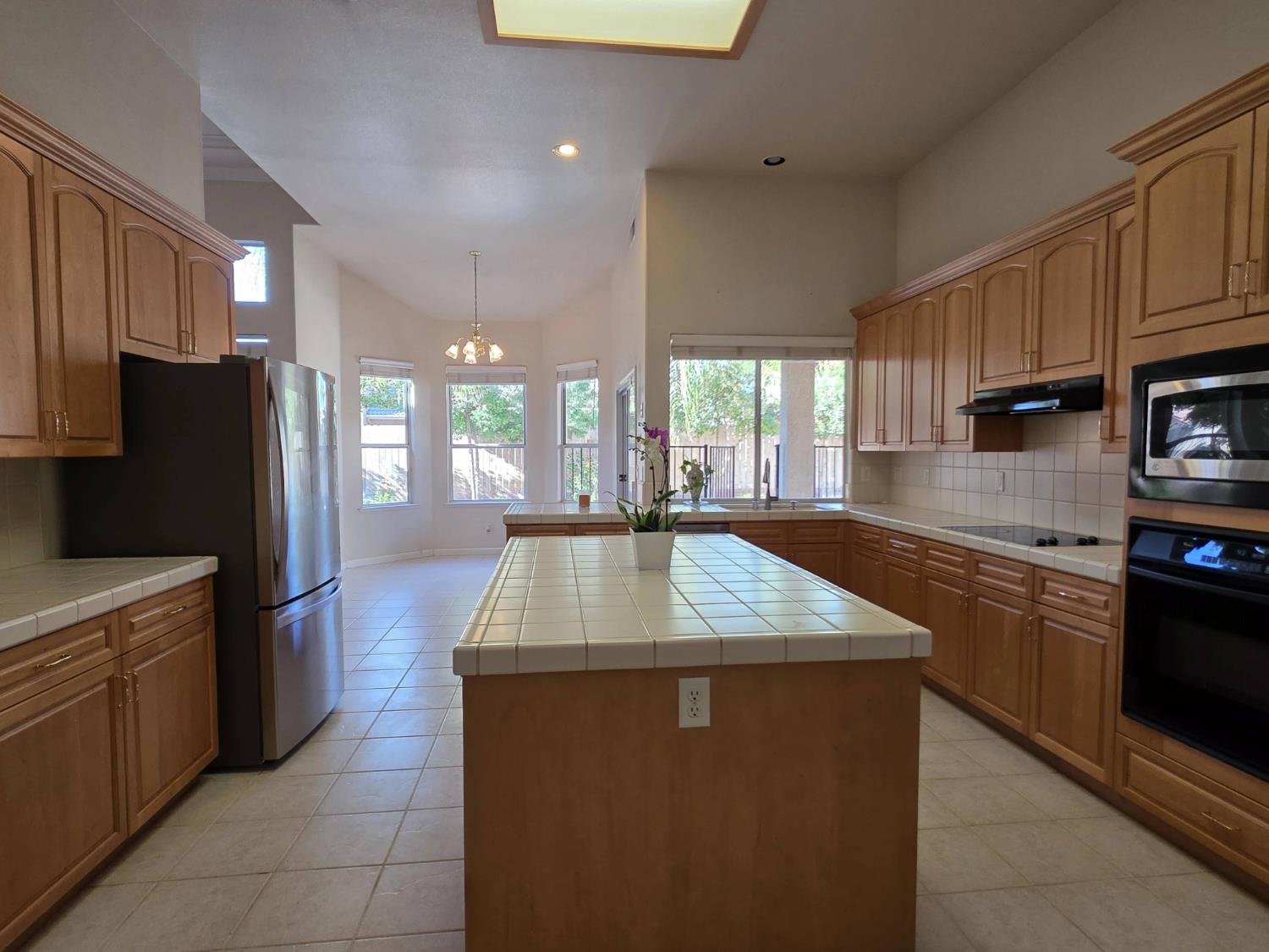 563 W Omaha Ave, Clovis, CA 93619