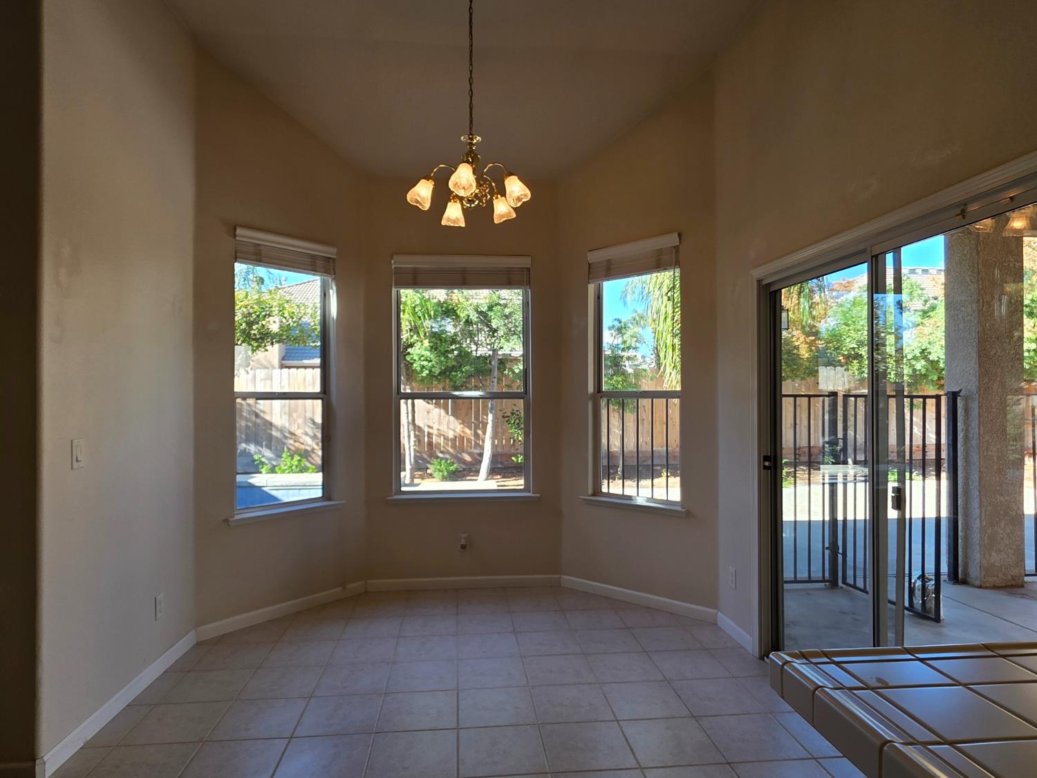 563 W Omaha Ave, Clovis, CA 93619