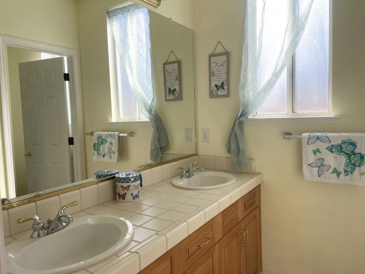563 W Omaha Ave, Clovis, CA 93619