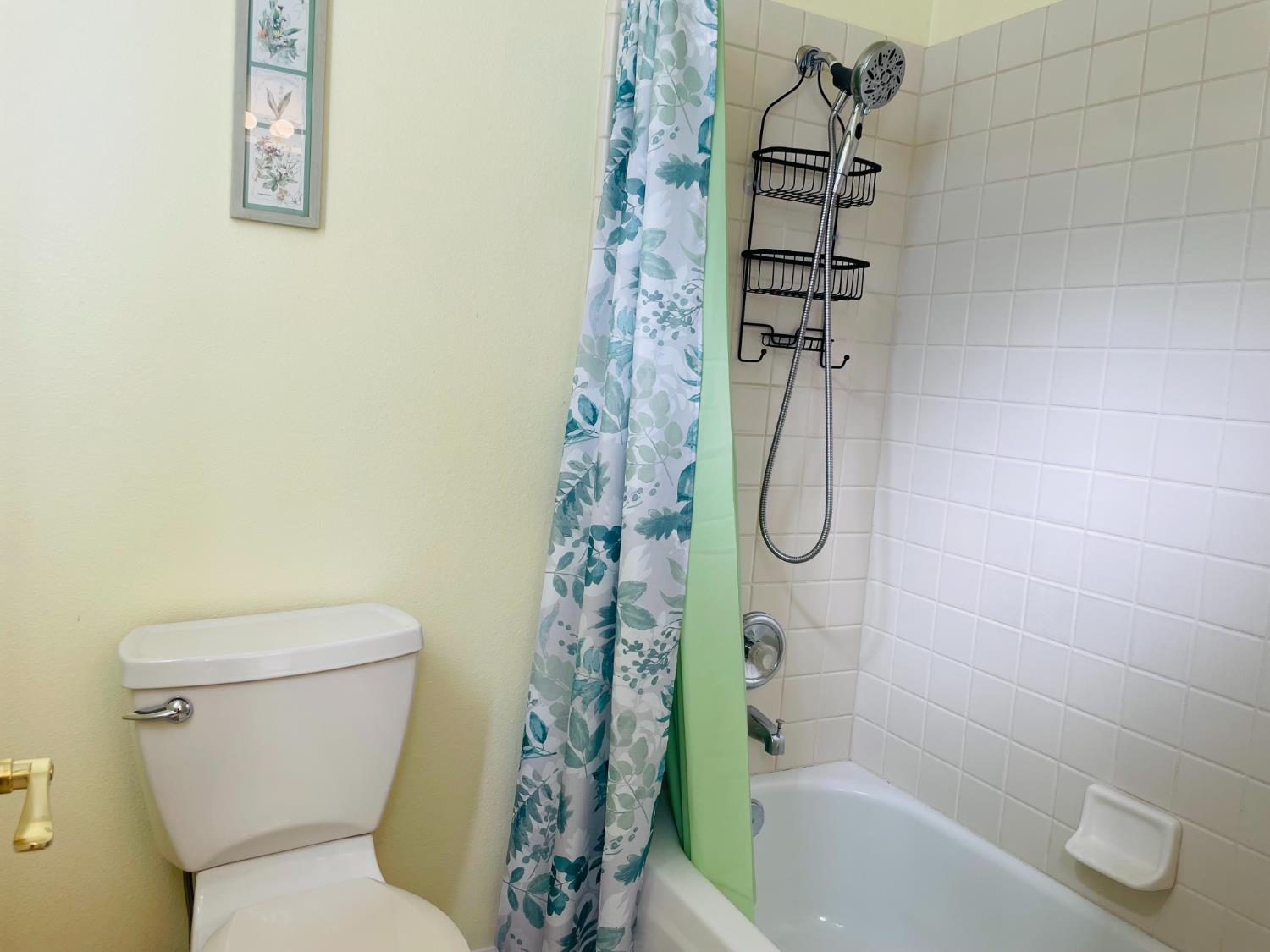 563 W Omaha Ave, Clovis, CA 93619