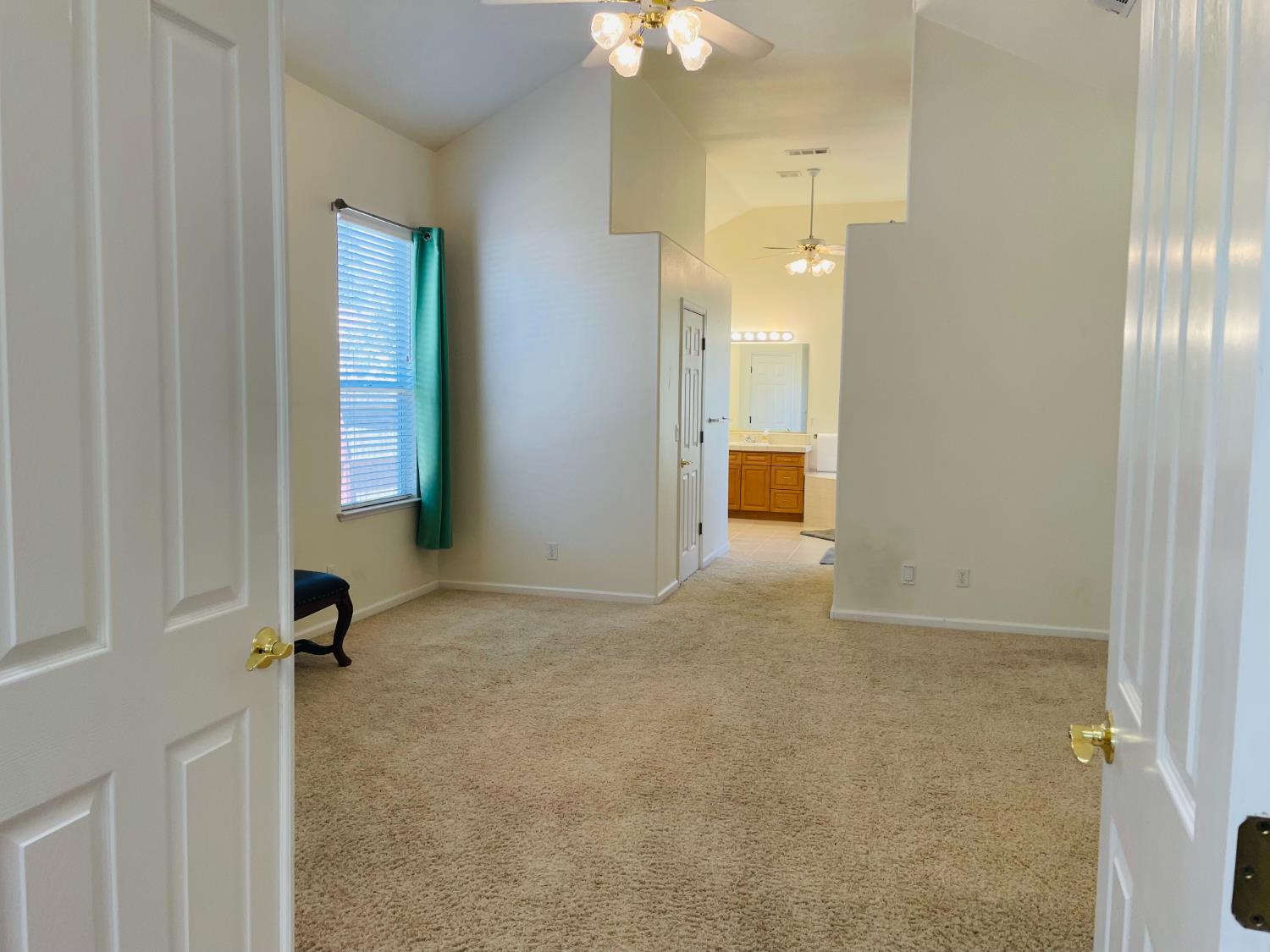 563 W Omaha Ave, Clovis, CA 93619