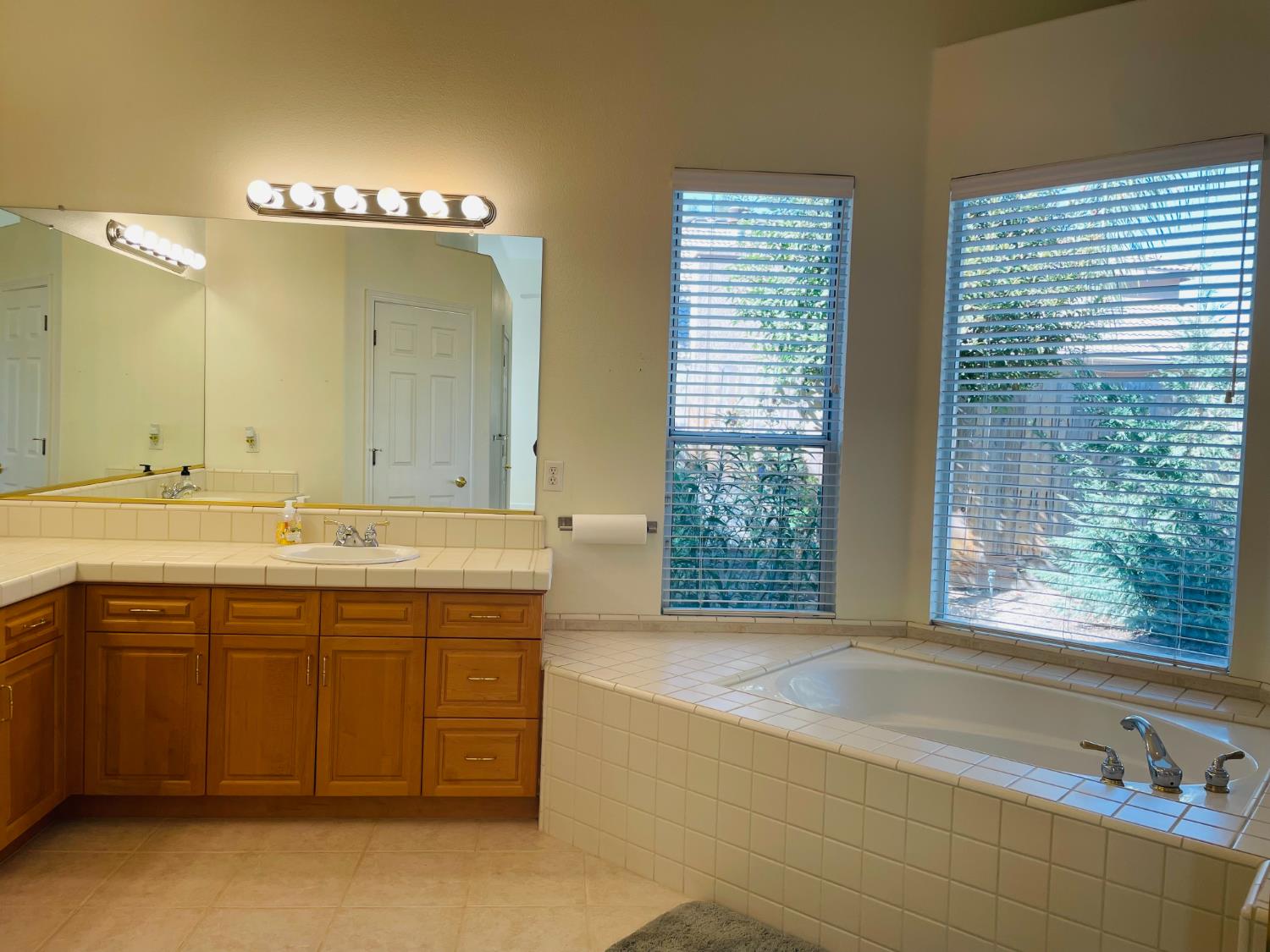 563 W Omaha Ave, Clovis, CA 93619