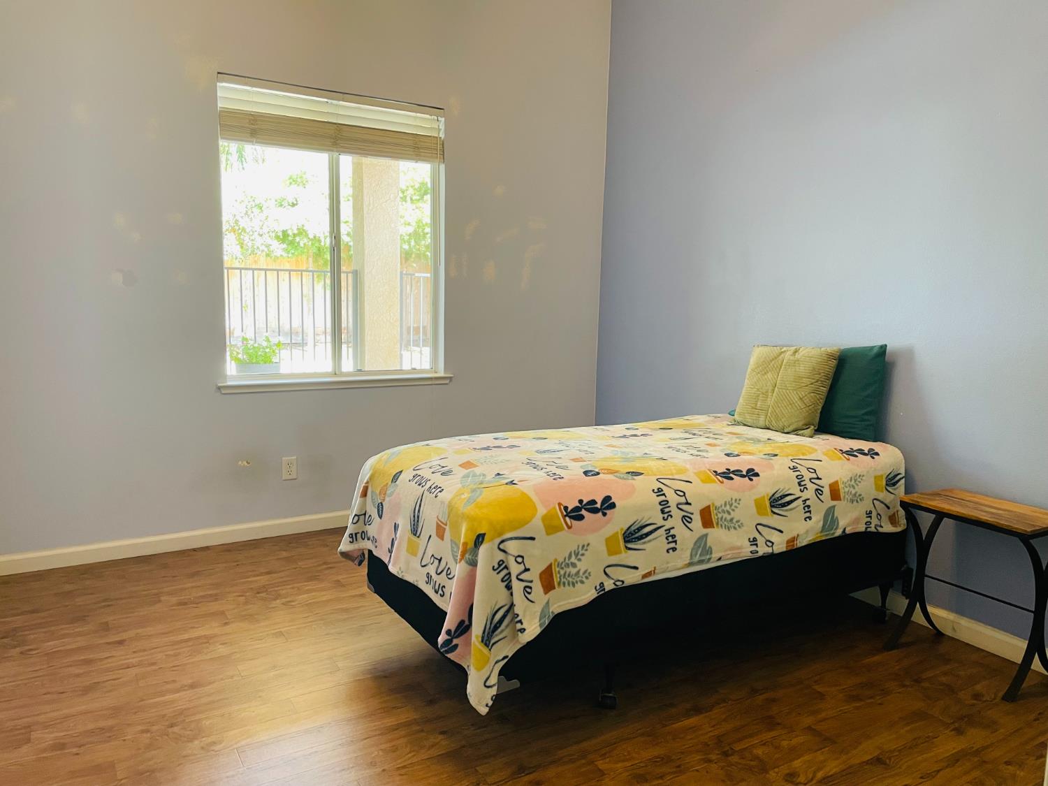 563 W Omaha Ave, Clovis, CA 93619
