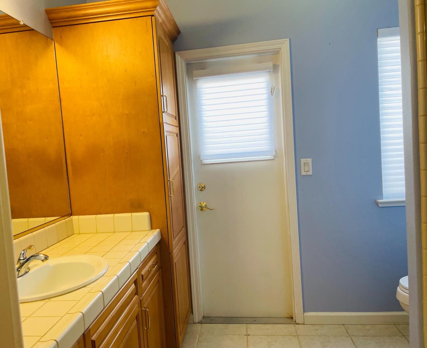 563 W Omaha Ave, Clovis, CA 93619