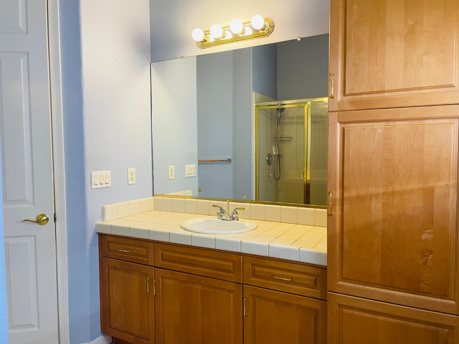 563 W Omaha Ave, Clovis, CA 93619