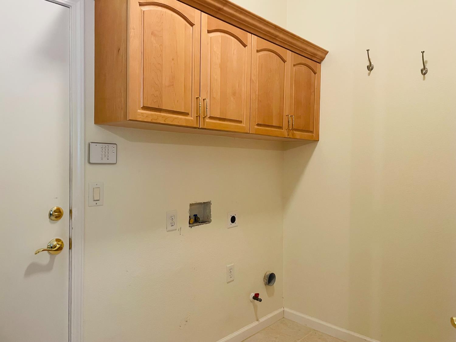 563 W Omaha Ave, Clovis, CA 93619