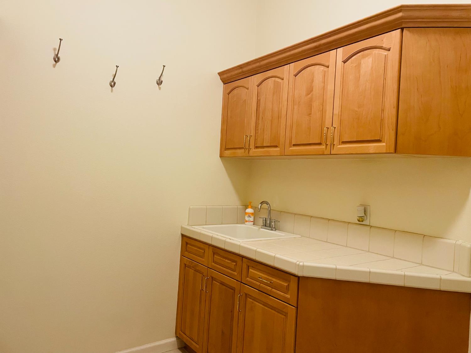 563 W Omaha Ave, Clovis, CA 93619