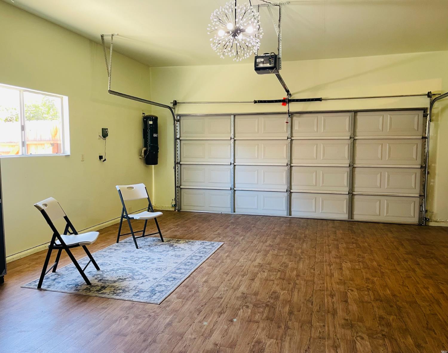563 W Omaha Ave, Clovis, CA 93619