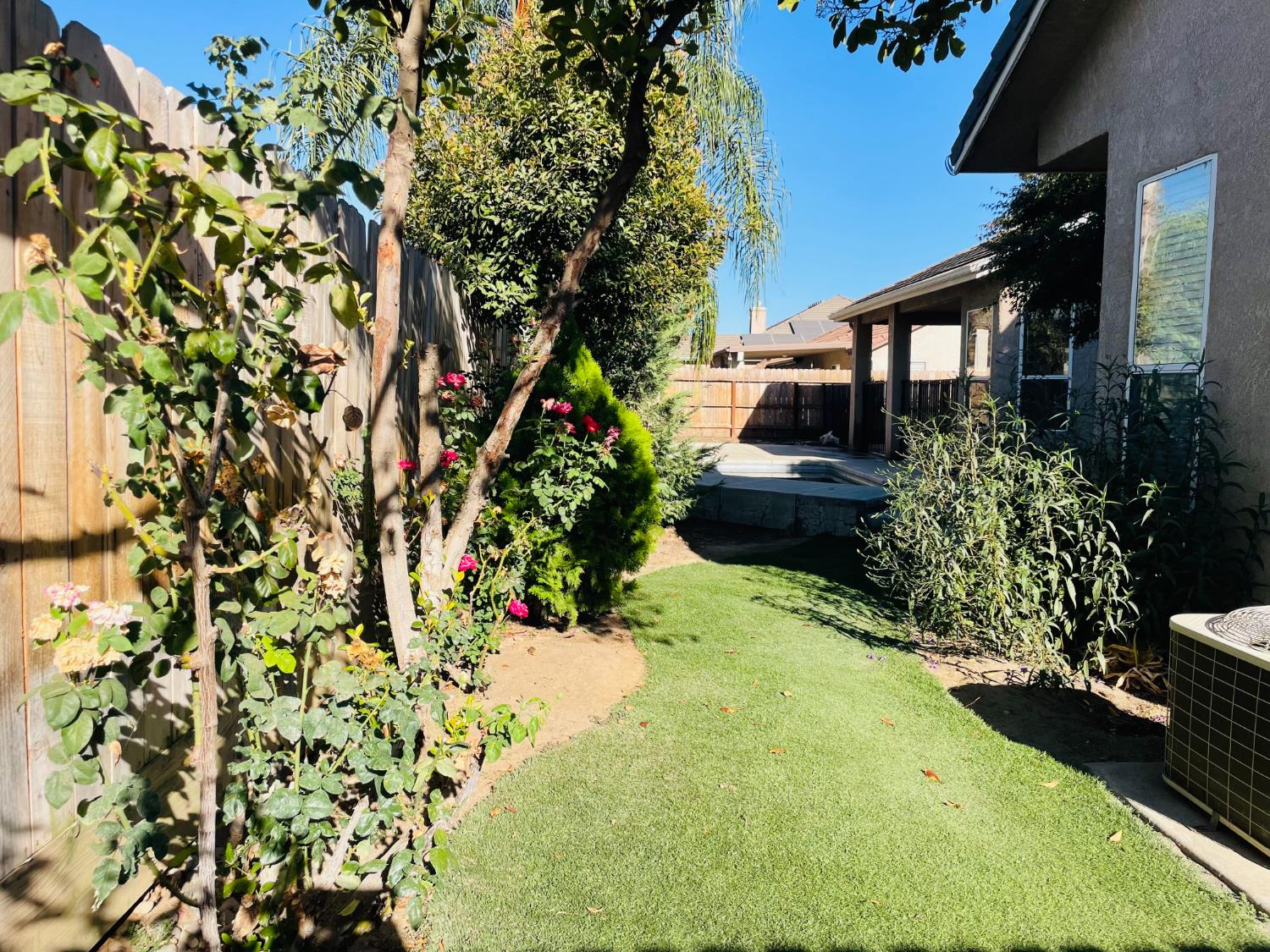 563 W Omaha Ave, Clovis, CA 93619