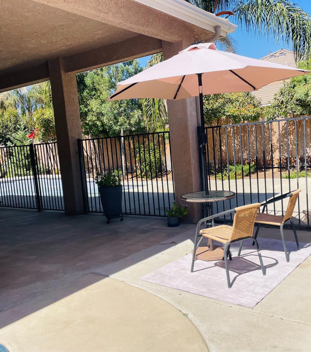 563 W Omaha Ave, Clovis, CA 93619