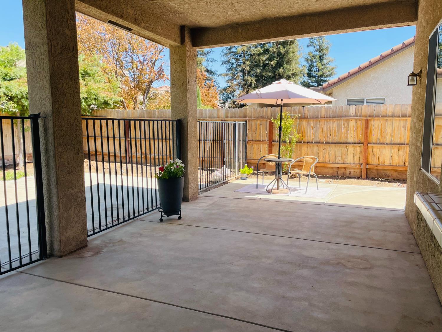 563 W Omaha Ave, Clovis, CA 93619