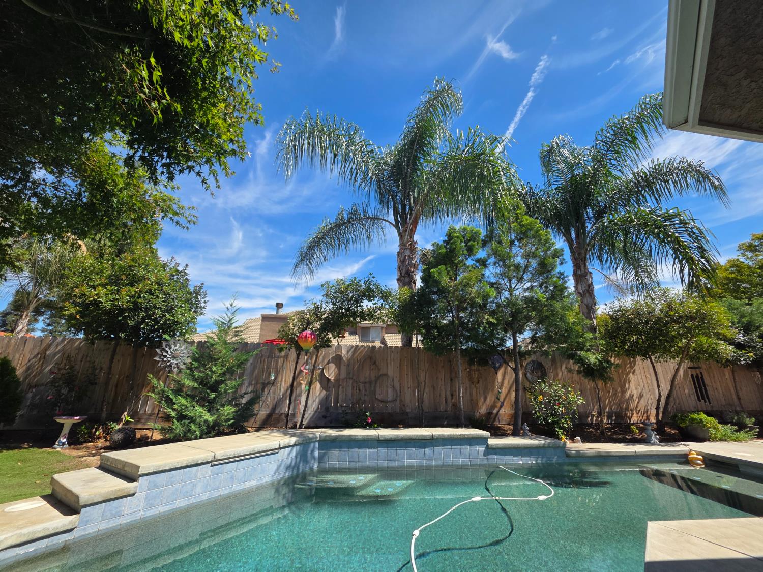 563 W Omaha Ave, Clovis, CA 93619