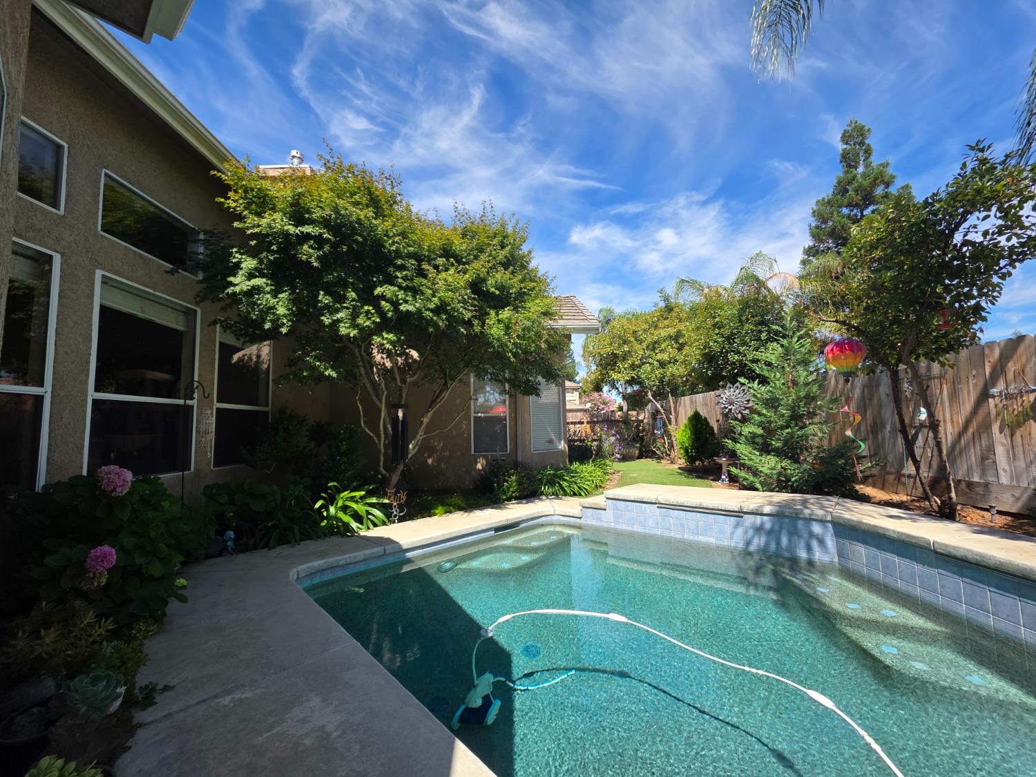563 W Omaha Ave, Clovis, CA 93619