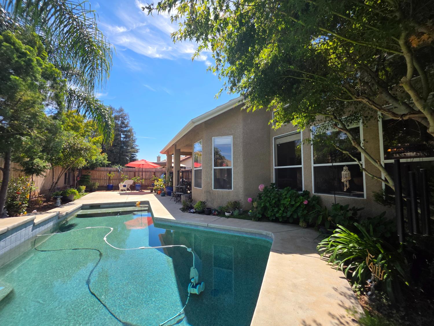 563 W Omaha Ave, Clovis, CA 93619