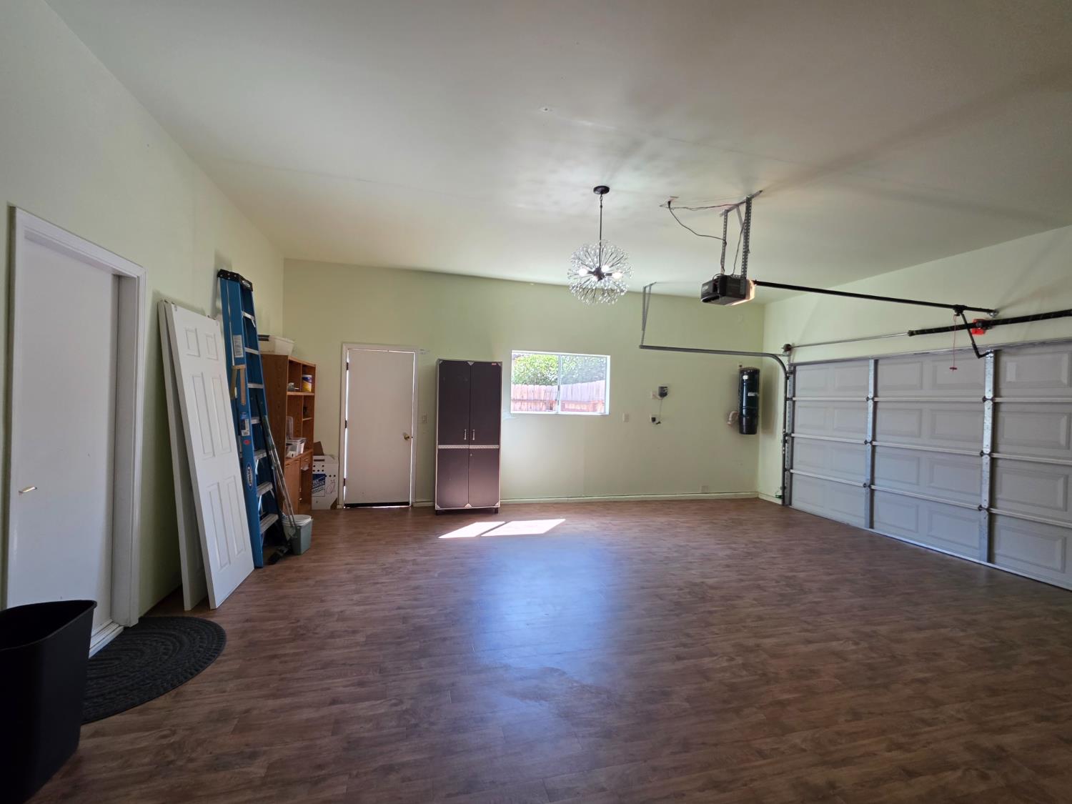 563 W Omaha Ave, Clovis, CA 93619