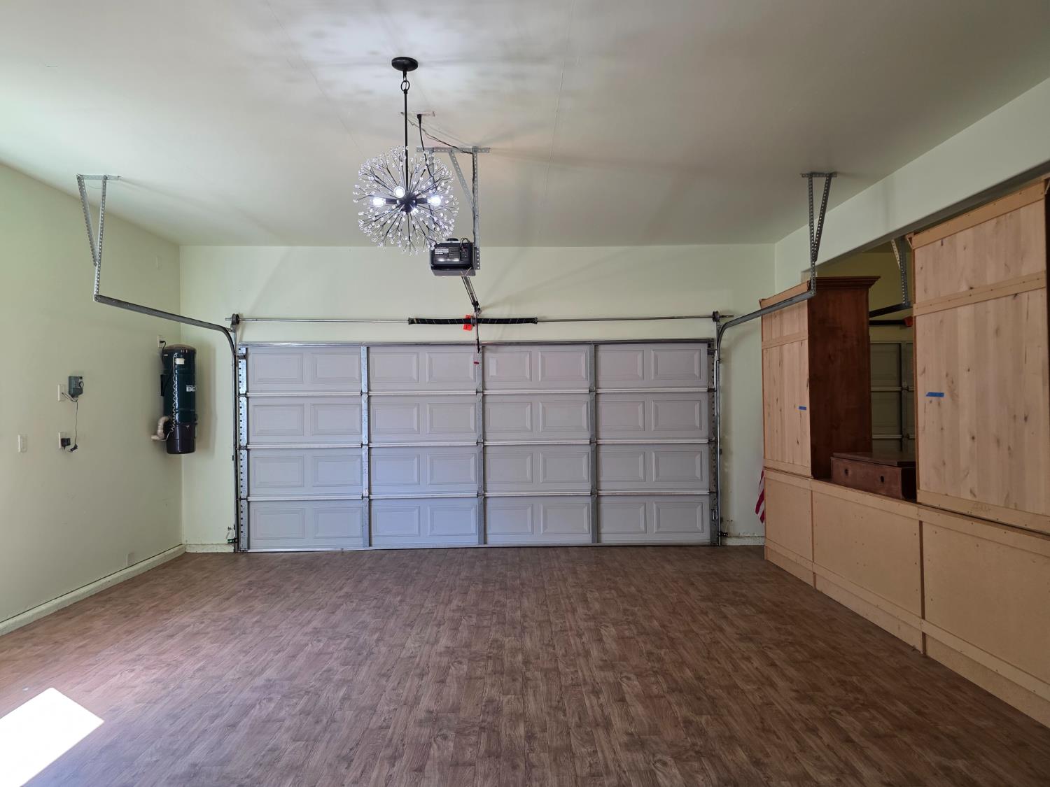 563 W Omaha Ave, Clovis, CA 93619
