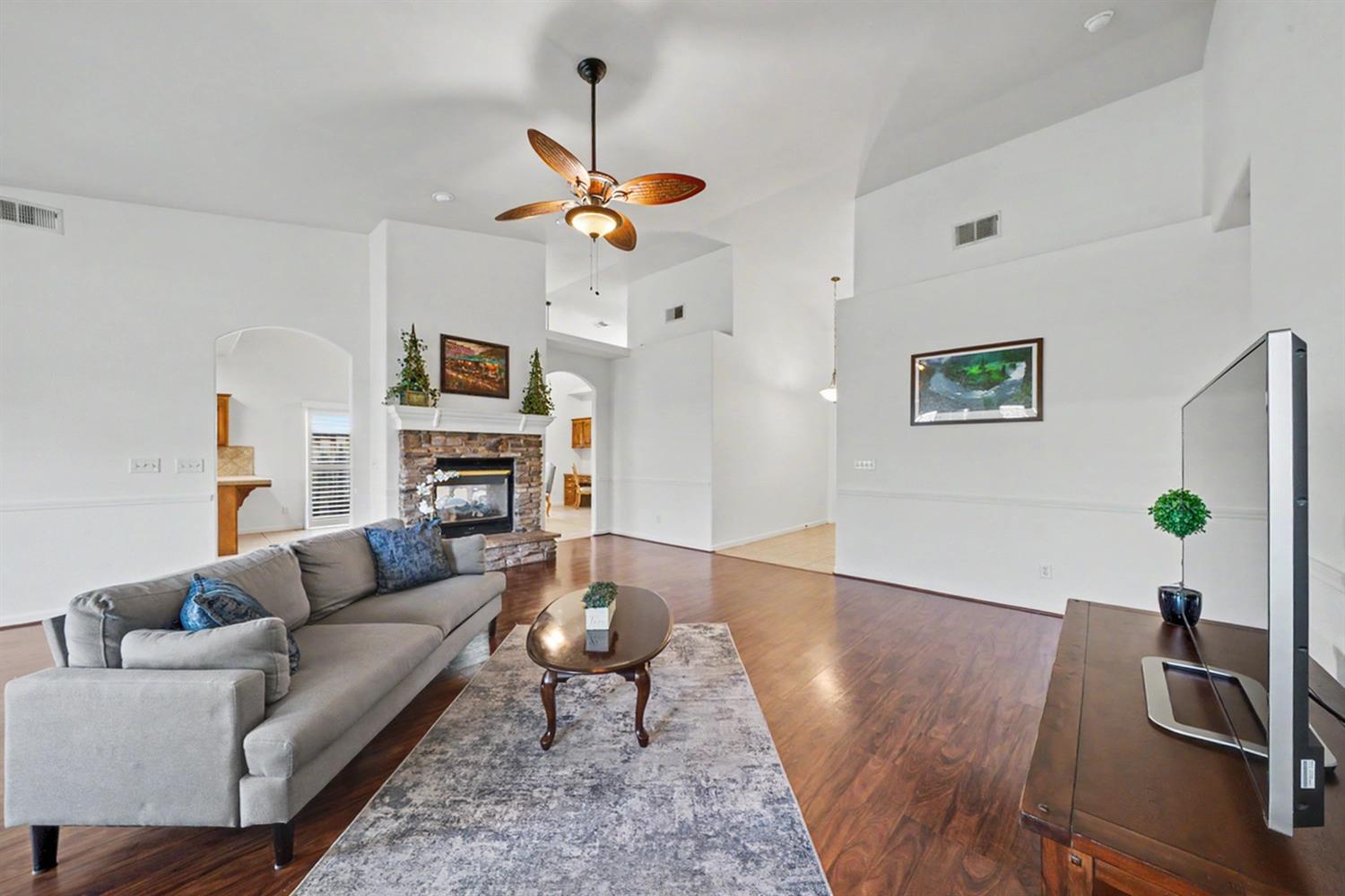 2890 E Jon Dr, Fresno, CA 93720