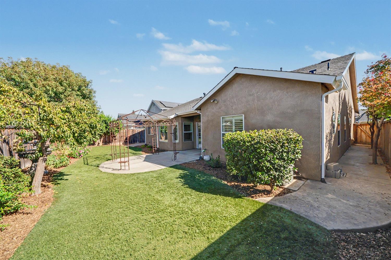 2890 E Jon Dr, Fresno, CA 93720