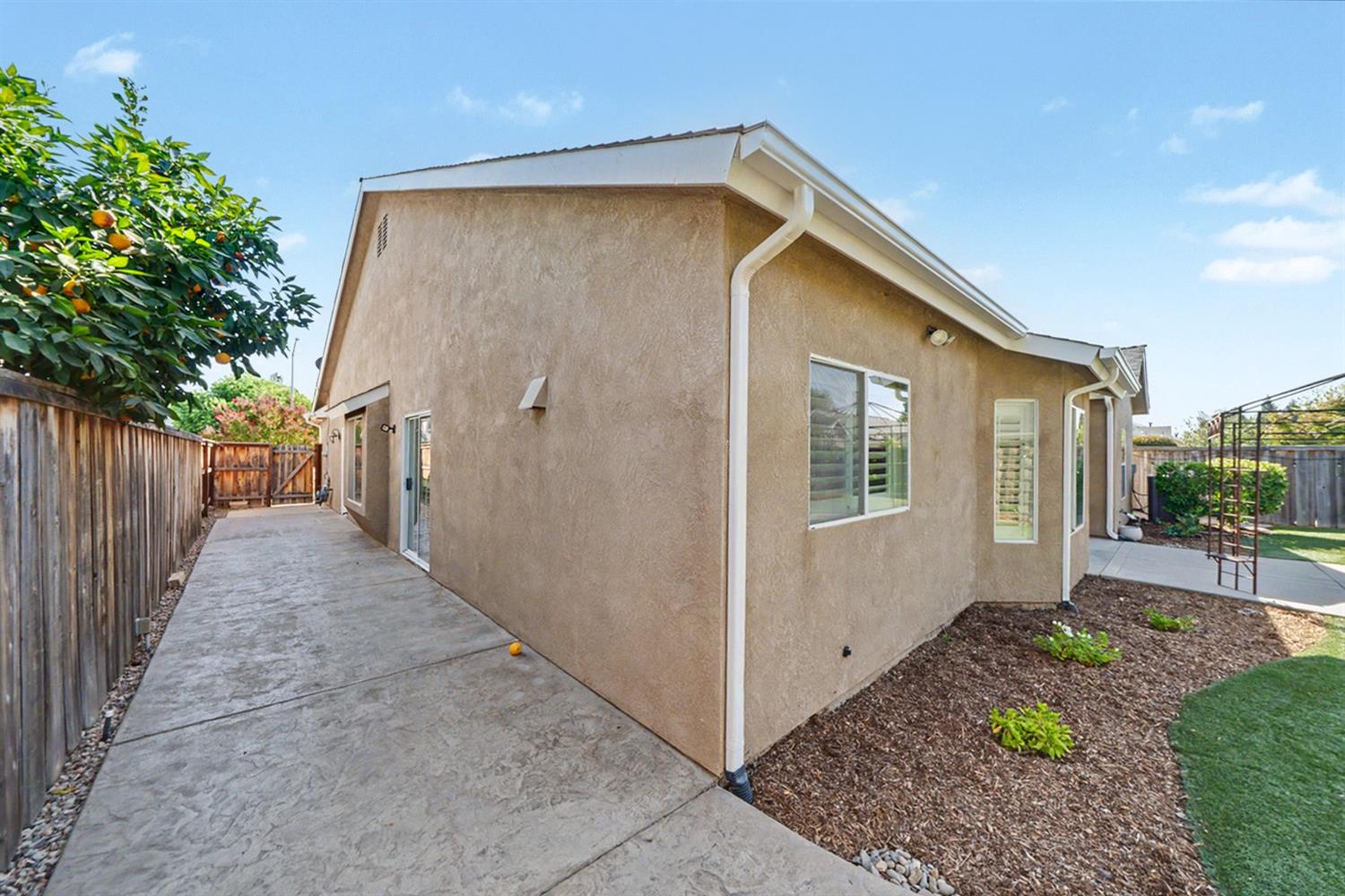 2890 E Jon Dr, Fresno, CA 93720