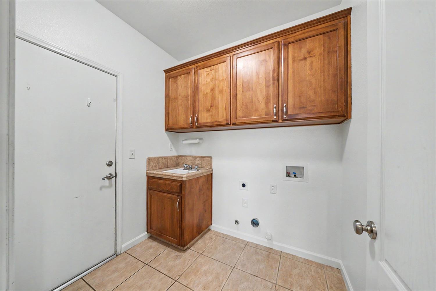 2890 E Jon Dr, Fresno, CA 93720