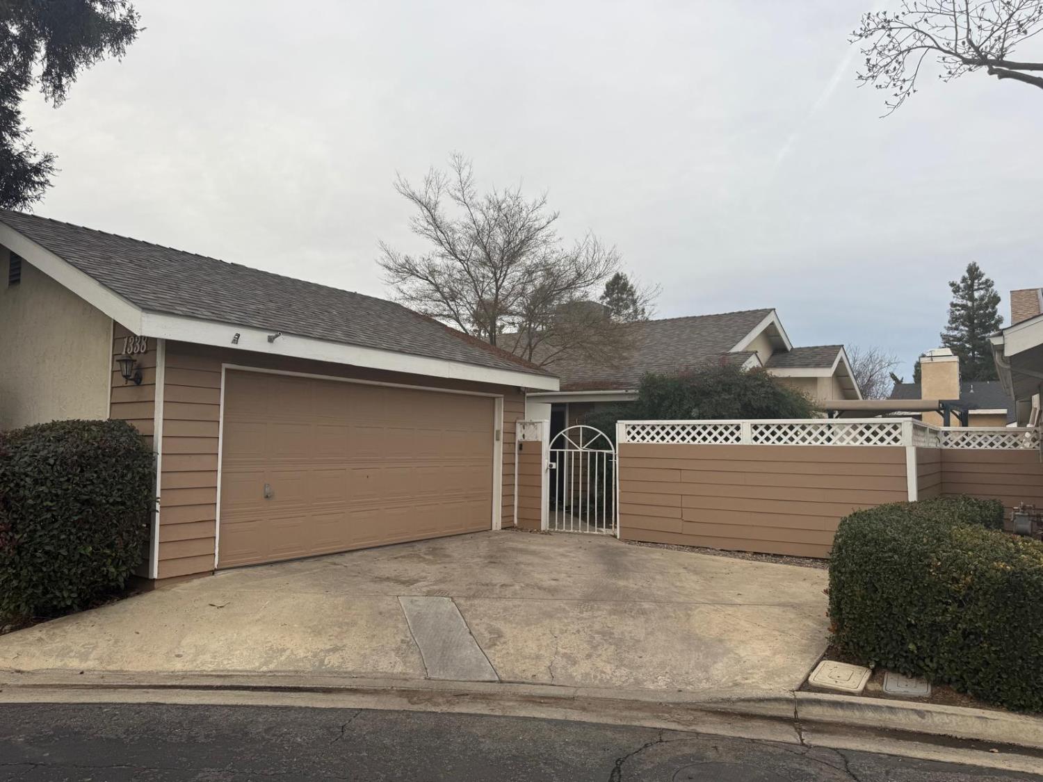 1338 E Castlecrest Ave, Visalia, CA 93292