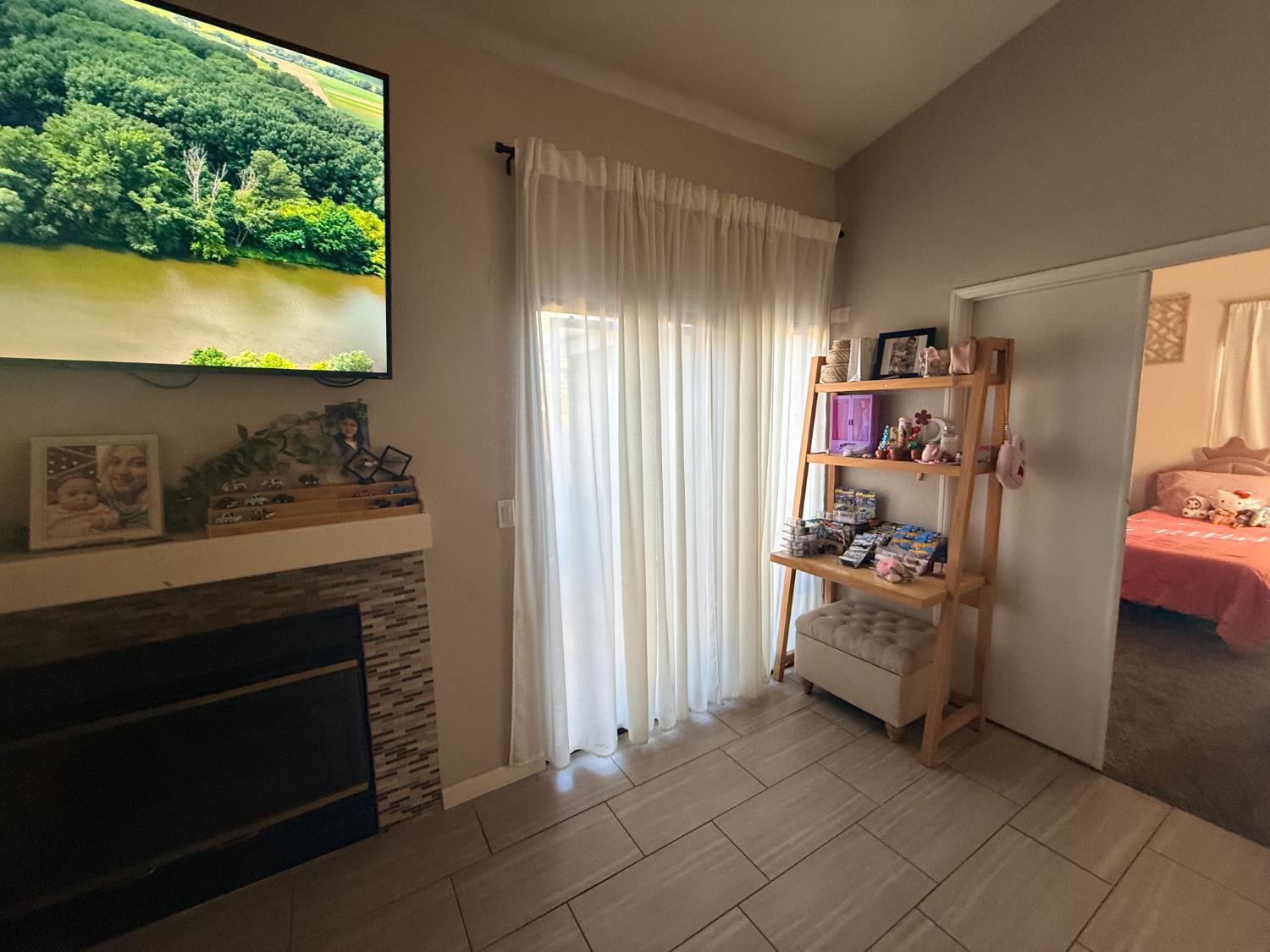 1338 E Castlecrest Ave, Visalia, CA 93292