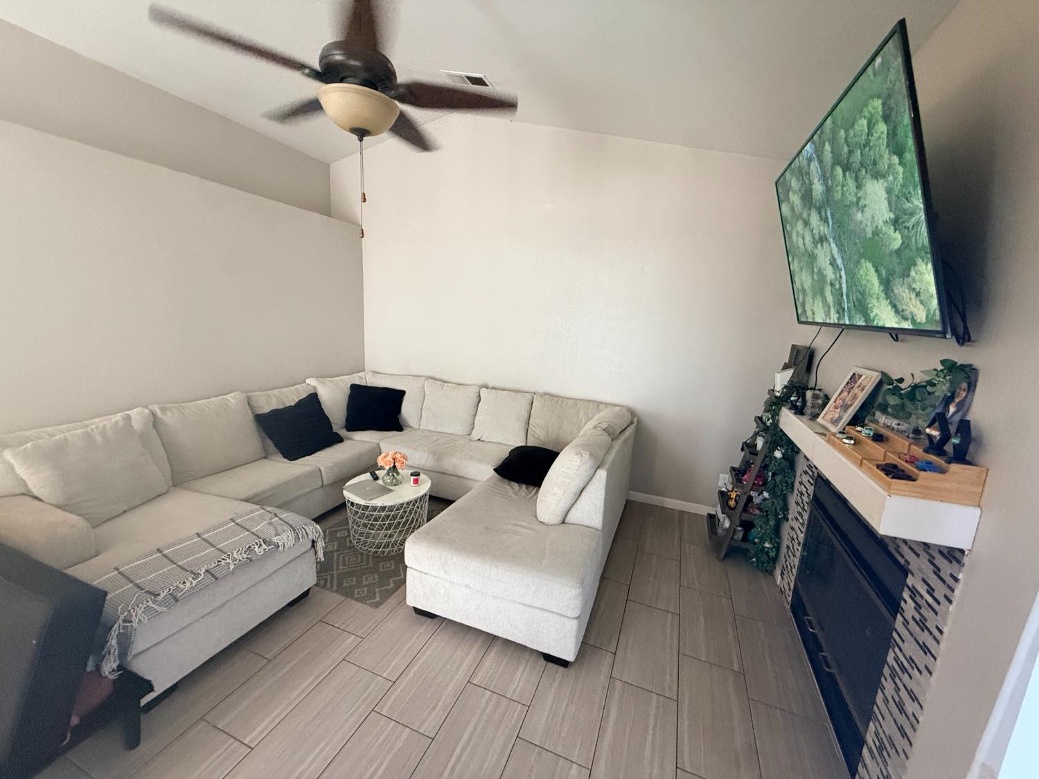 1338 E Castlecrest Ave, Visalia, CA 93292