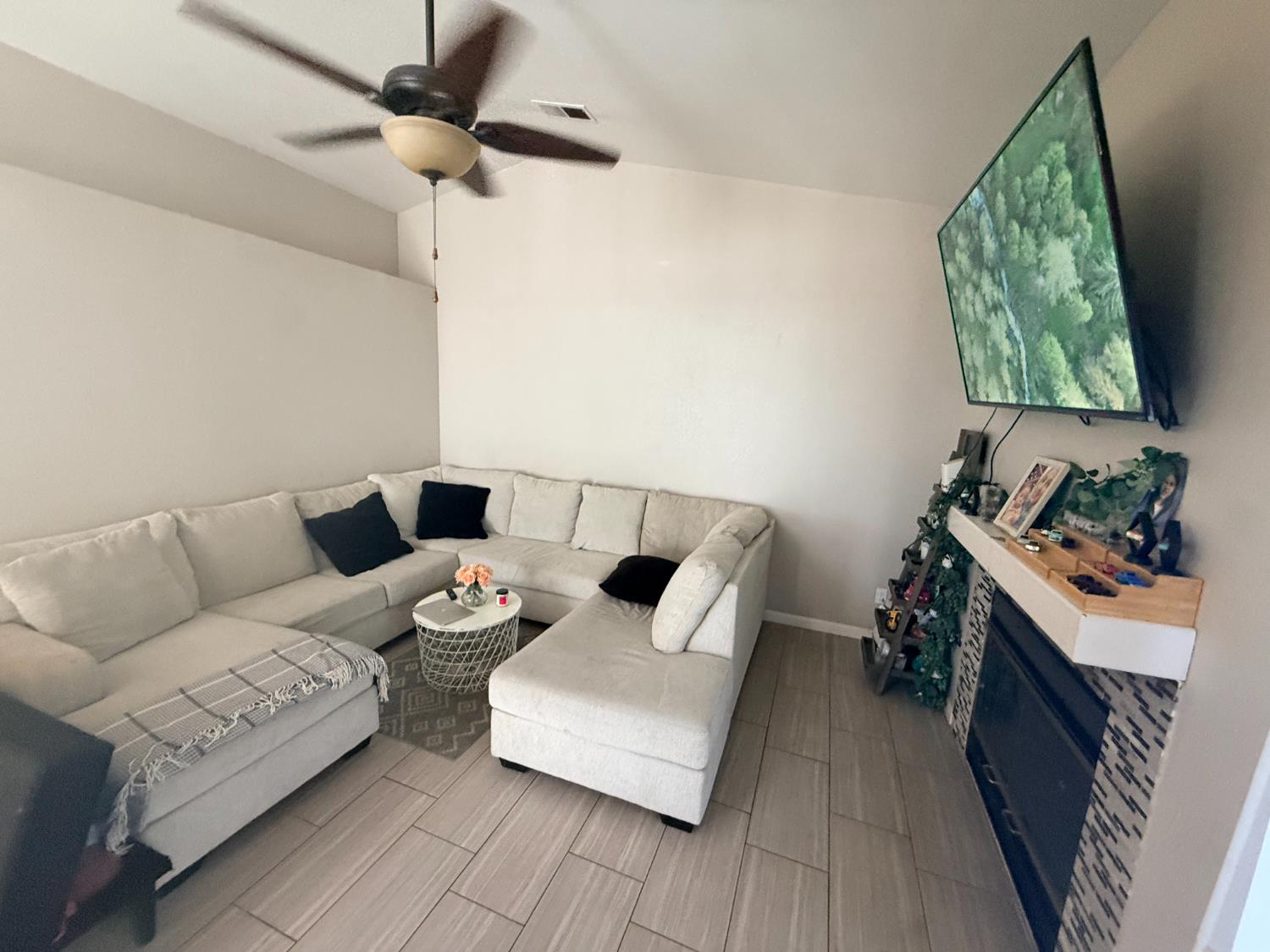 1338 E Castlecrest Ave, Visalia, CA 93292