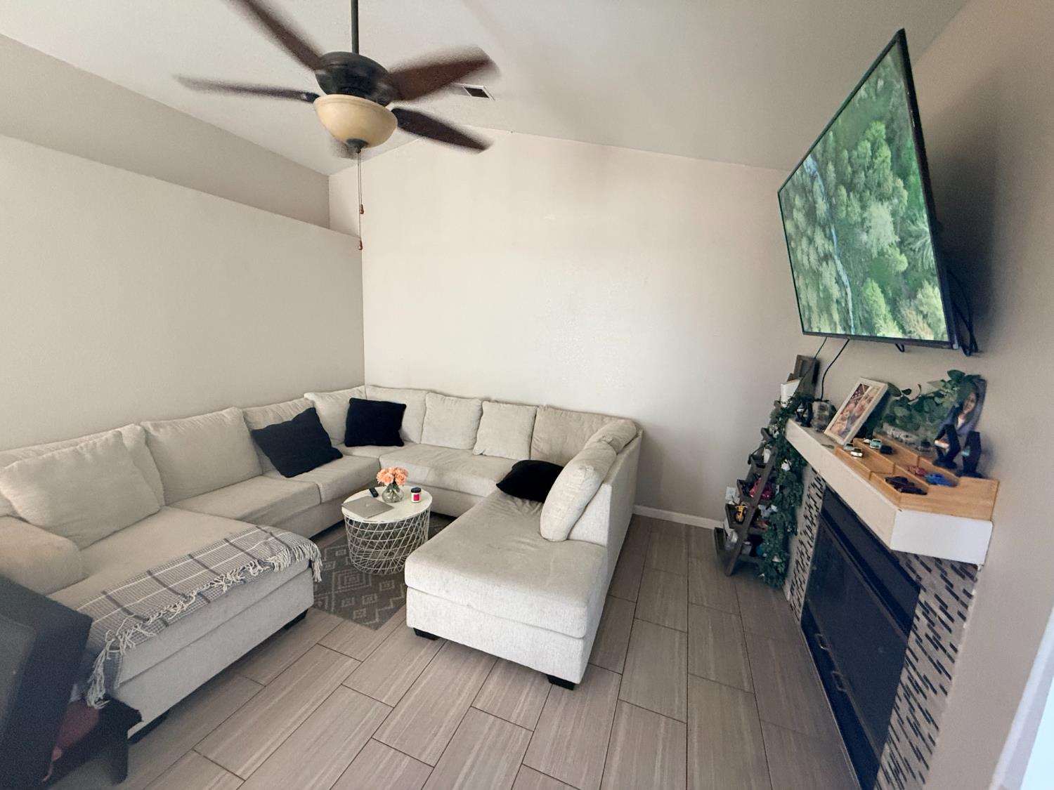 1338 E Castlecrest Ave, Visalia, CA 93292
