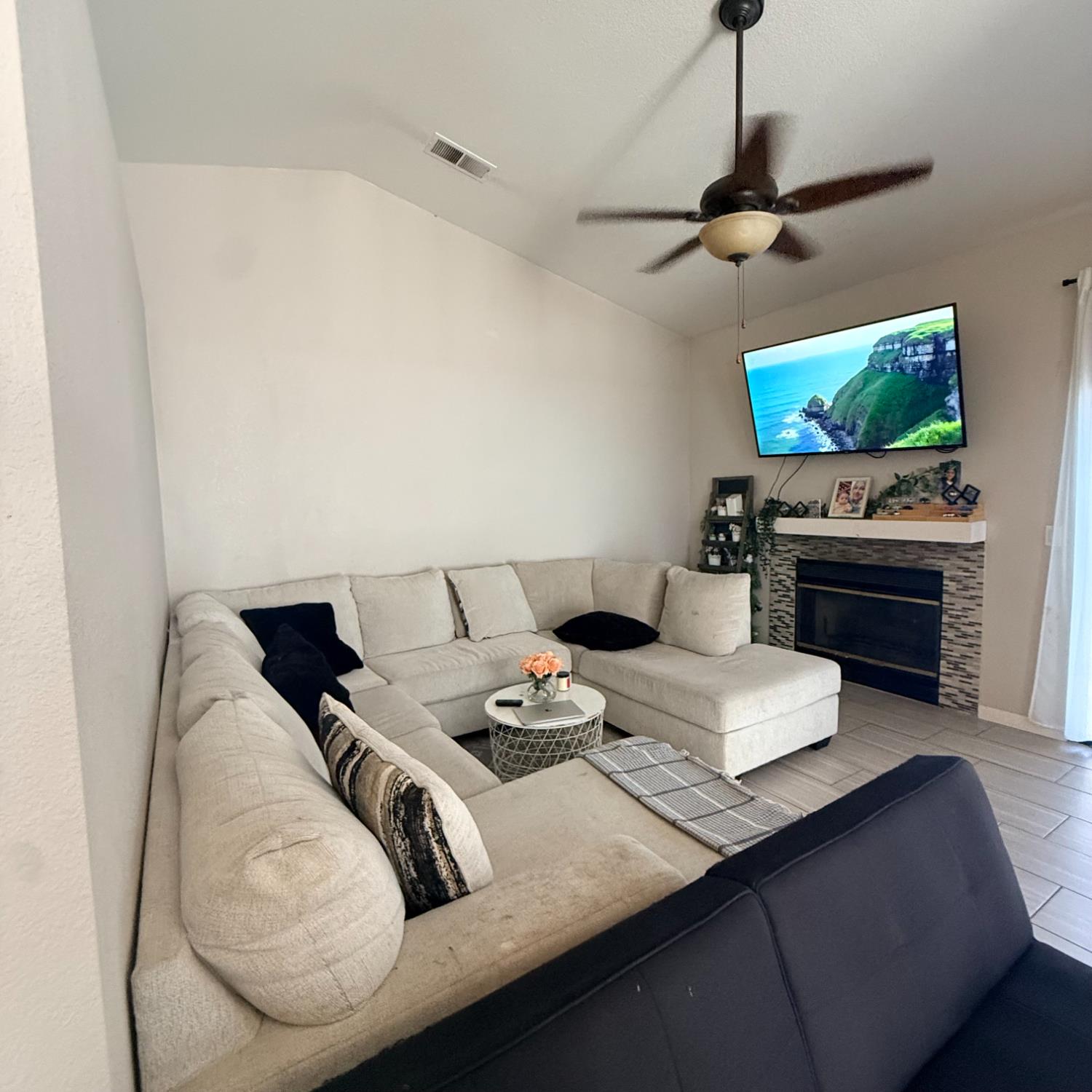 1338 E Castlecrest Ave, Visalia, CA 93292