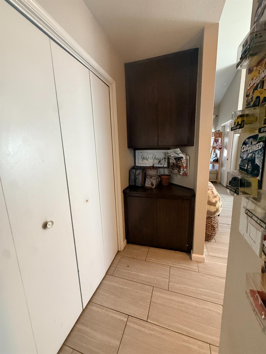1338 E Castlecrest Ave, Visalia, CA 93292