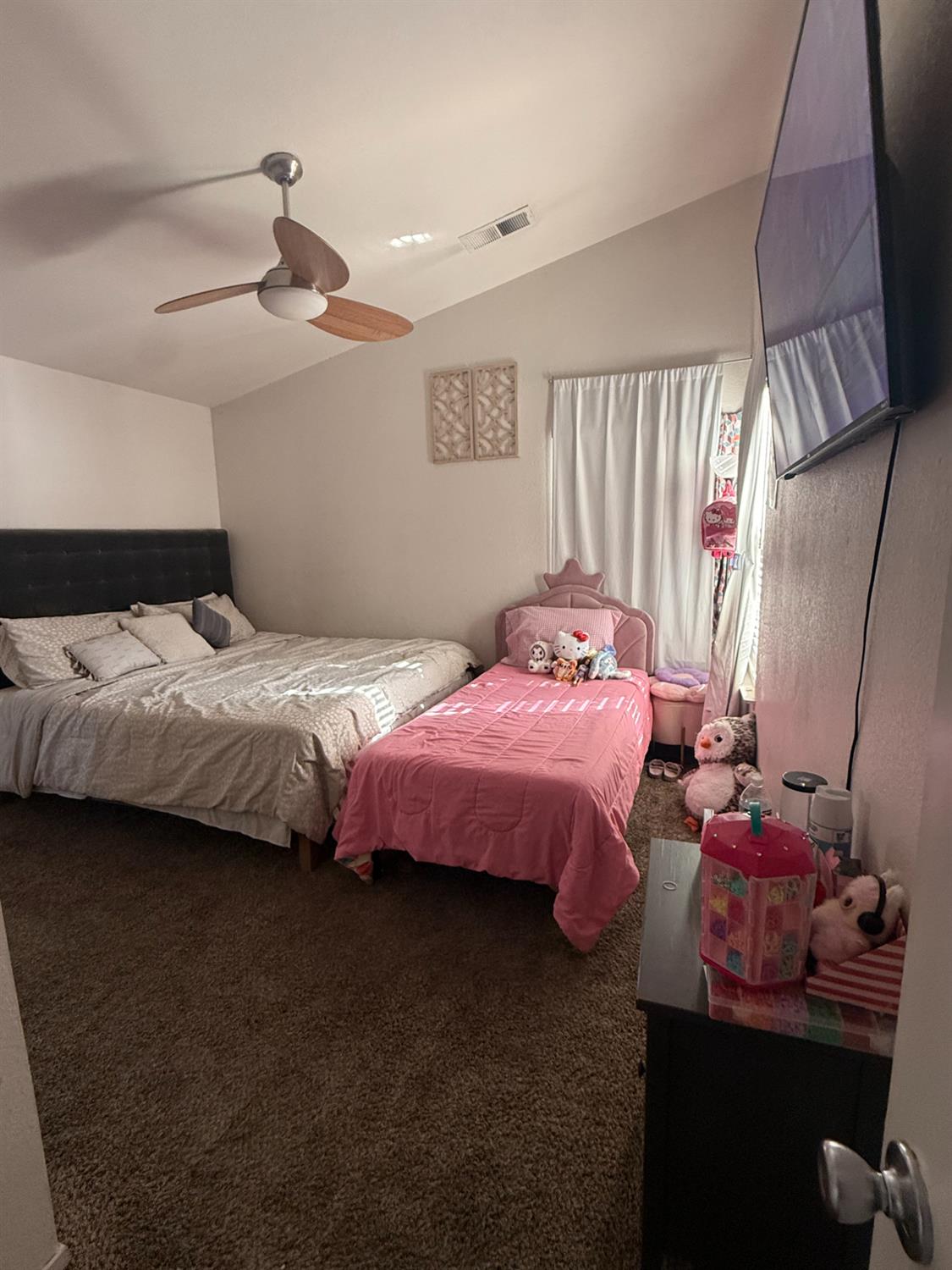 1338 E Castlecrest Ave, Visalia, CA 93292