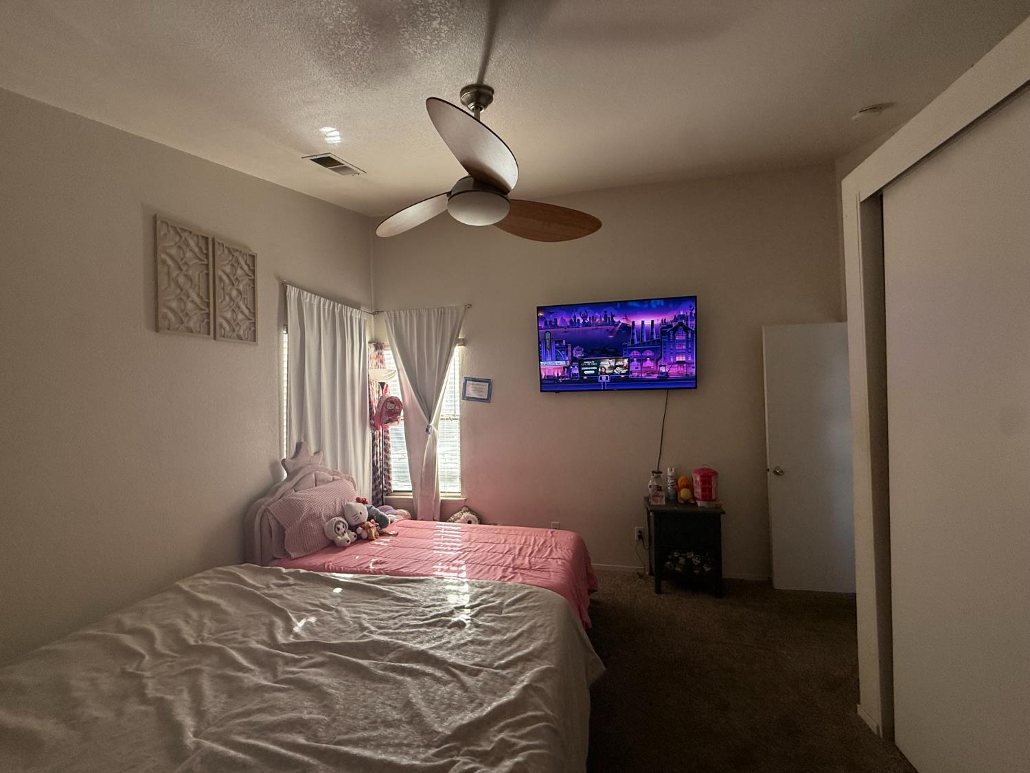 1338 E Castlecrest Ave, Visalia, CA 93292