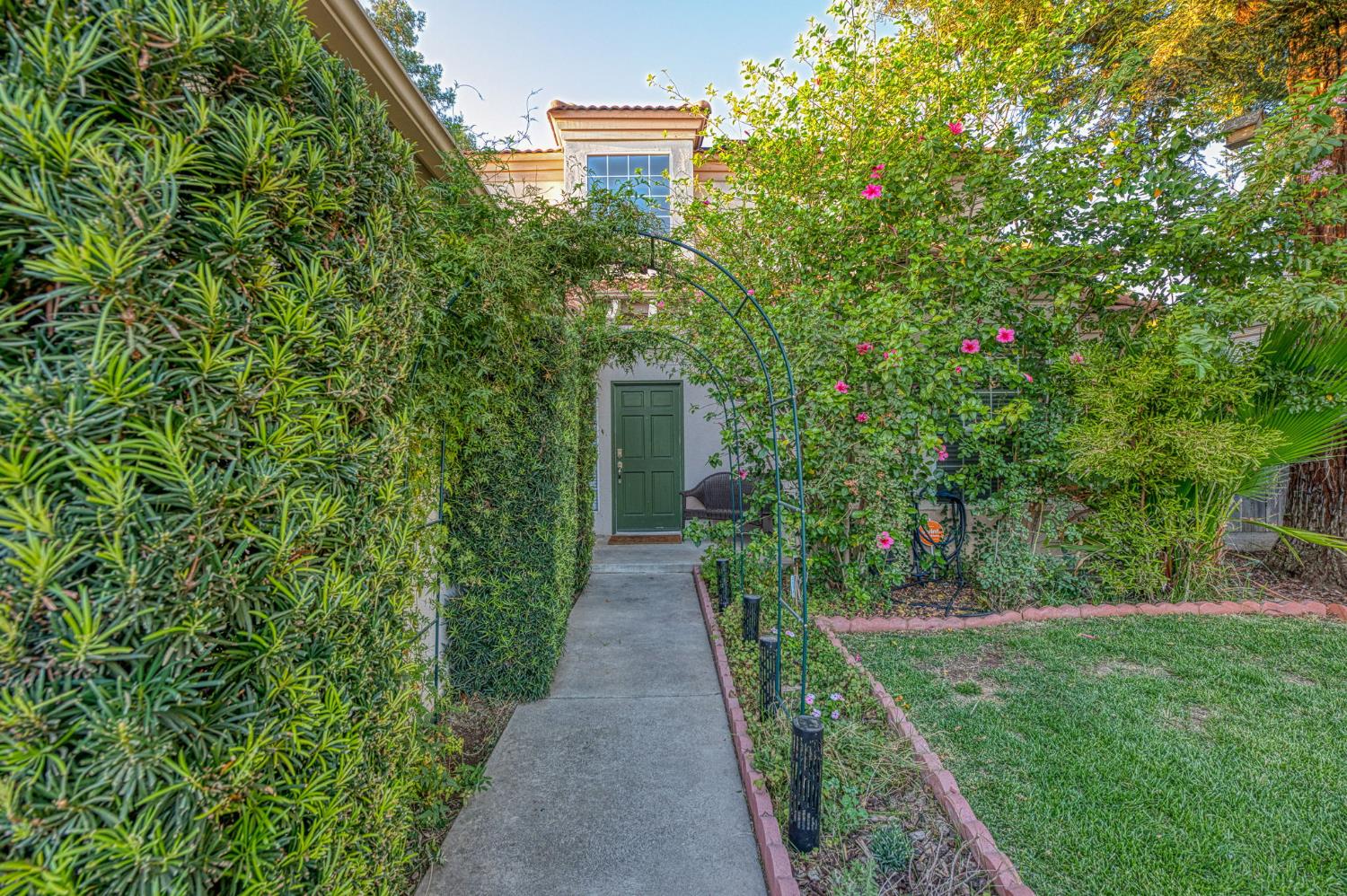 1294 E Loma Linda Ave, Fresno, CA 93720