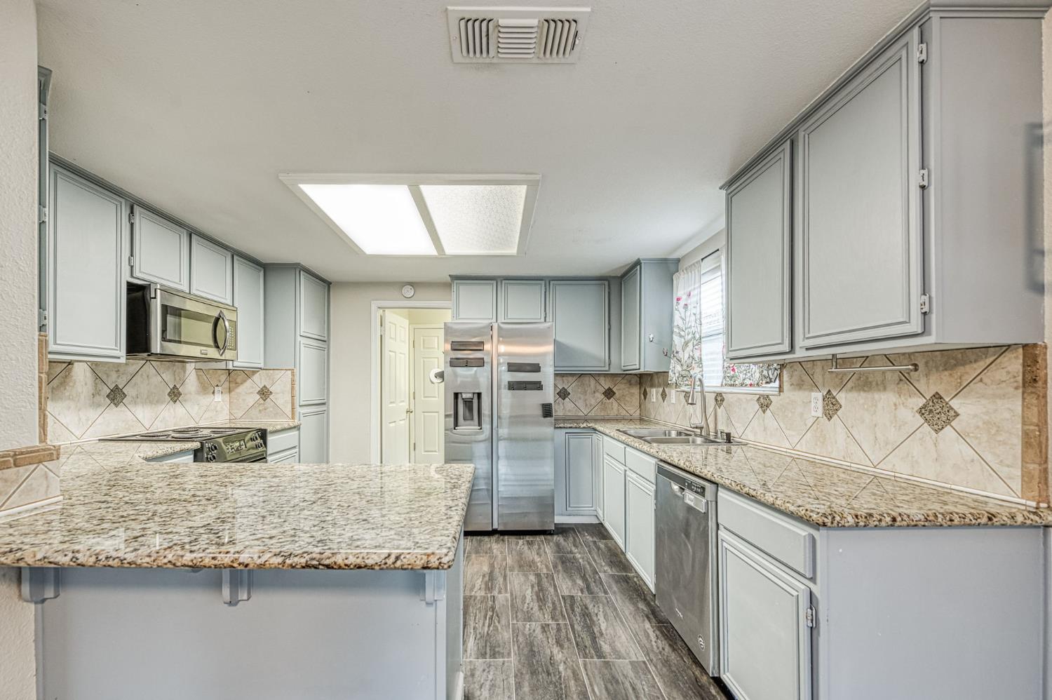 1294 E Loma Linda Ave, Fresno, CA 93720