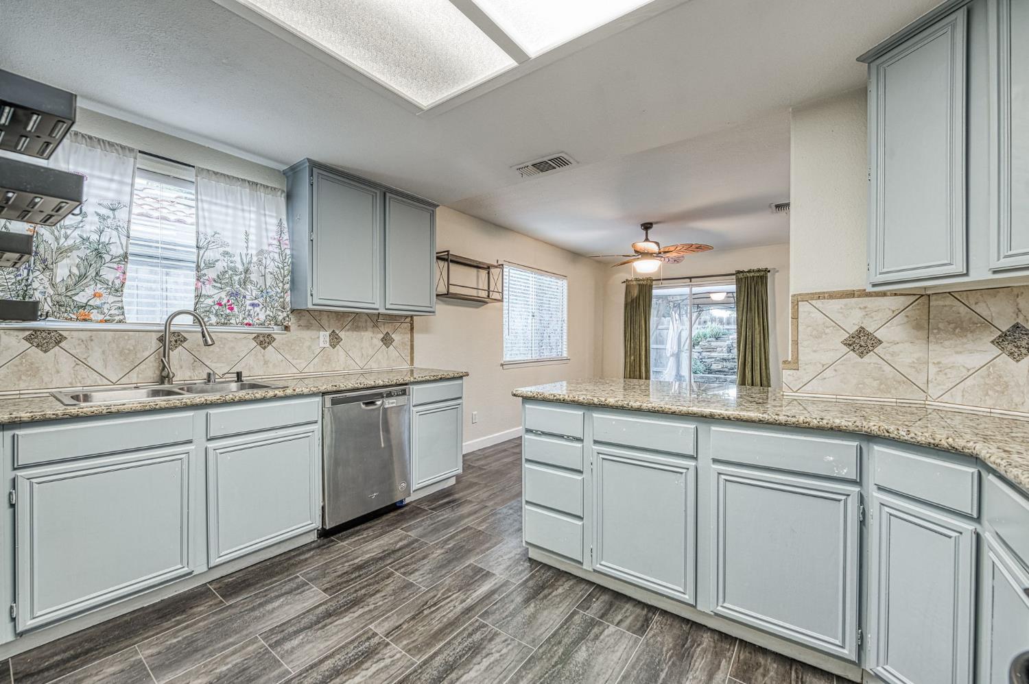 1294 E Loma Linda Ave, Fresno, CA 93720