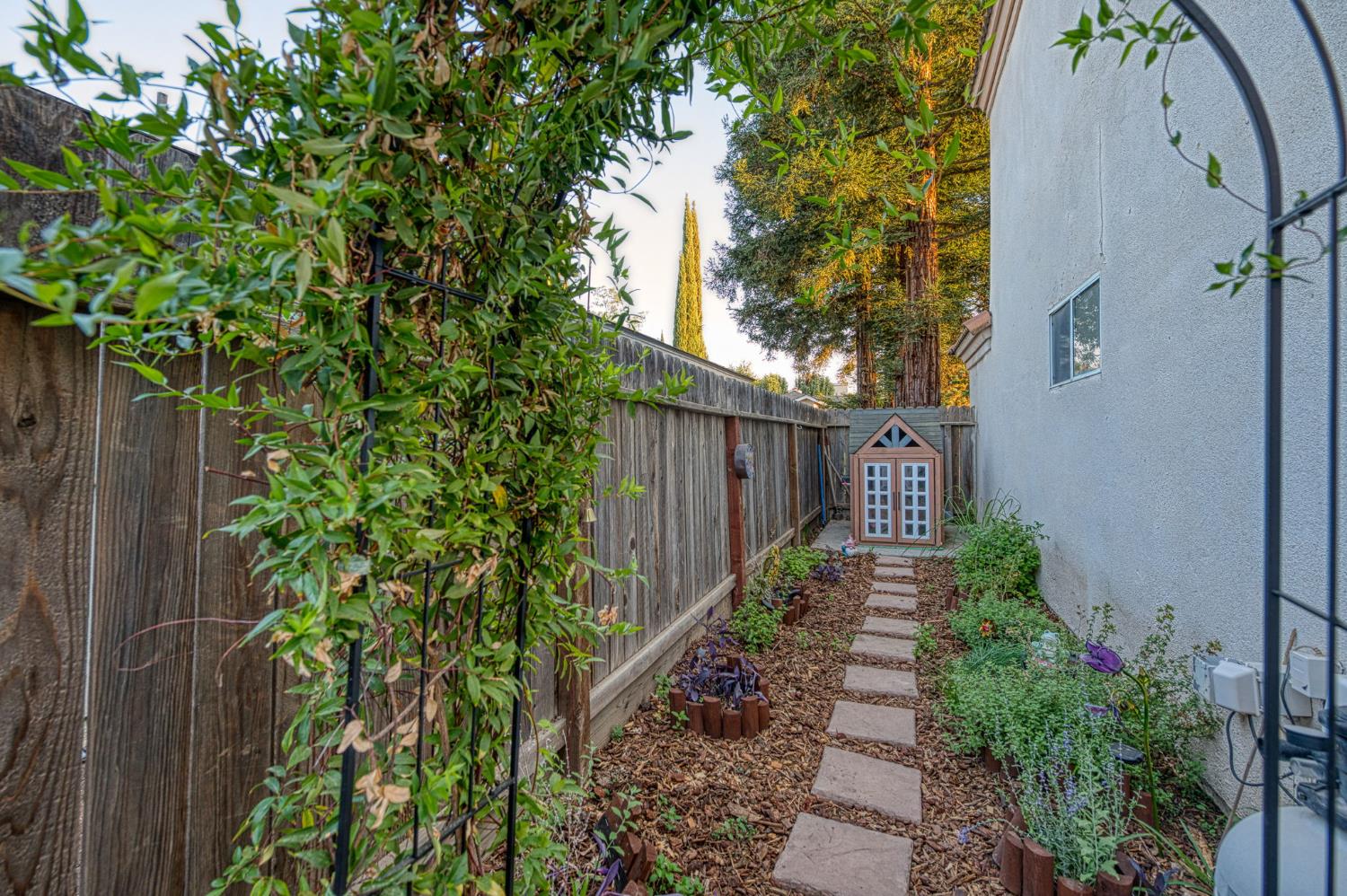 1294 E Loma Linda Ave, Fresno, CA 93720