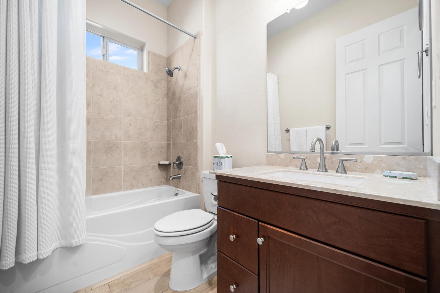 1924 E Via Fiore Ave, Fresno, CA 93730
