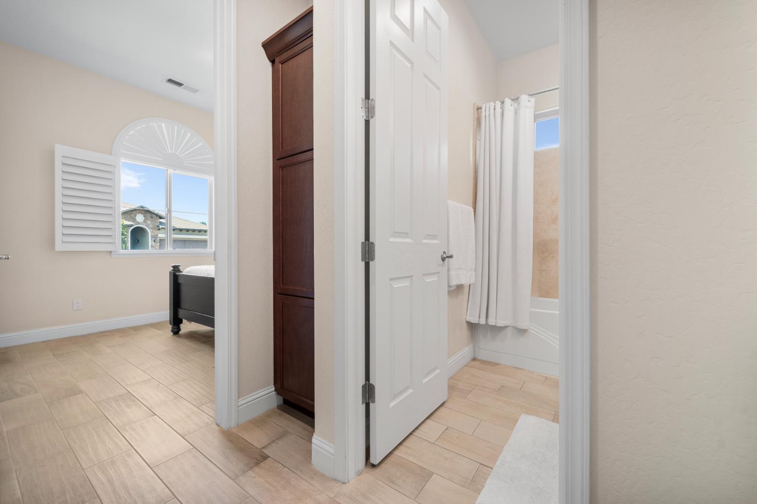 1924 E Via Fiore Ave, Fresno, CA 93730
