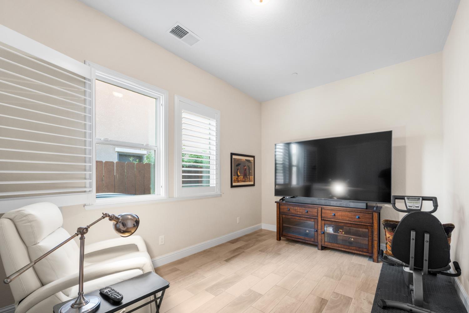 1924 E Via Fiore Ave, Fresno, CA 93730