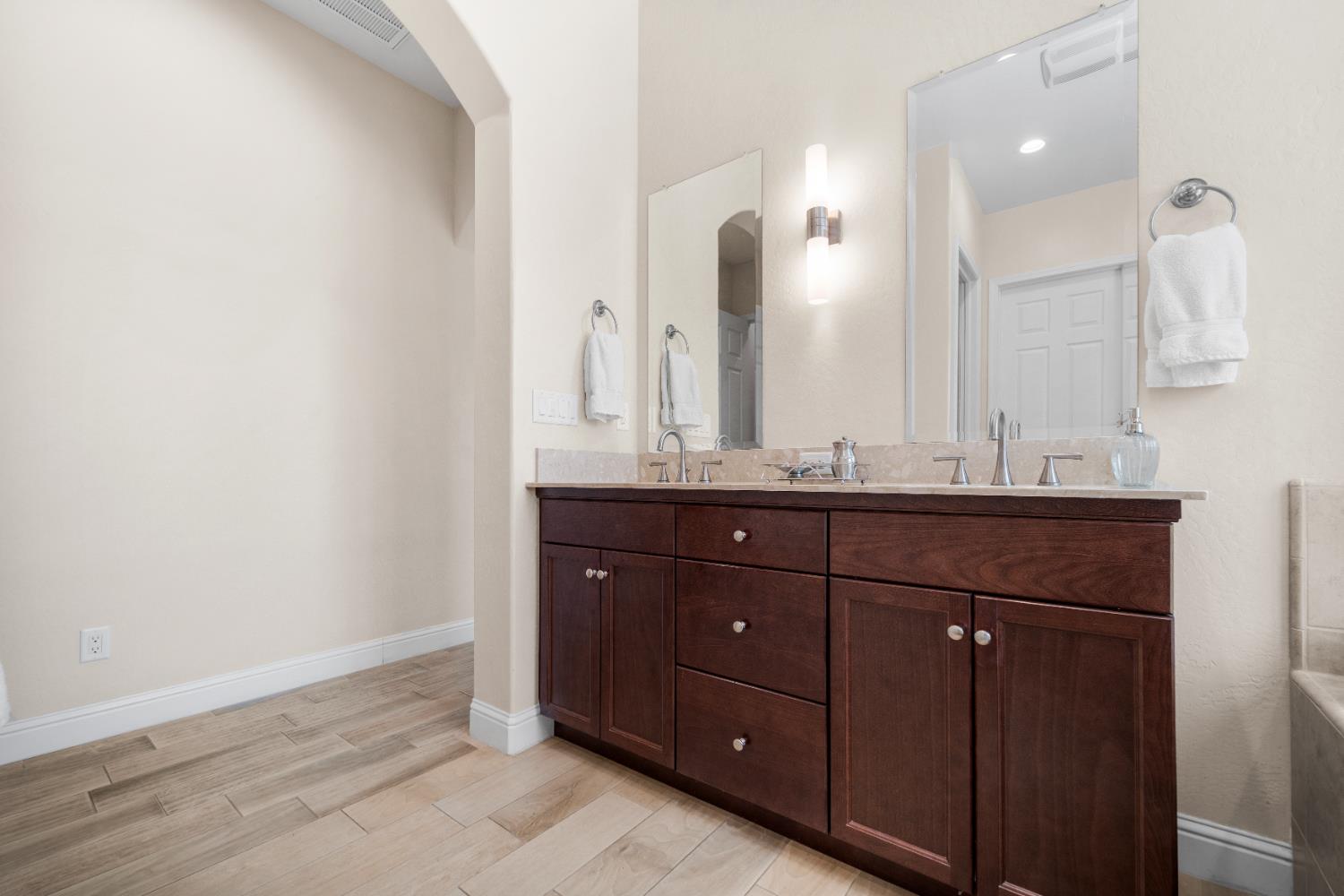 1924 E Via Fiore Ave, Fresno, CA 93730