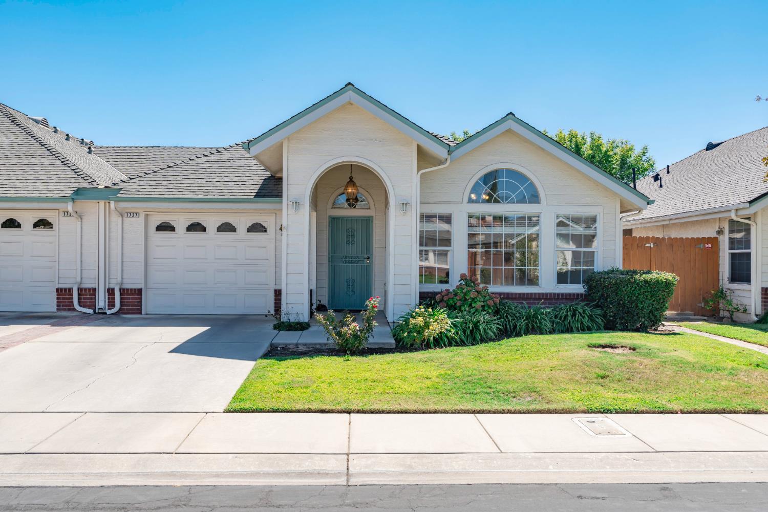 1727 E Morningstar Ln, Fresno, CA 93720