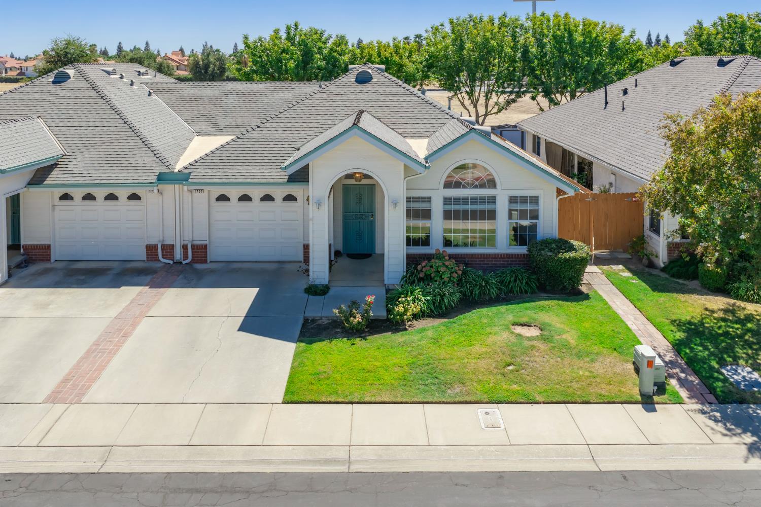 1727 E Morningstar Ln, Fresno, CA 93720
