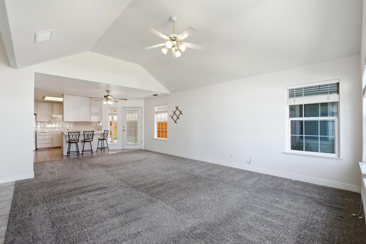 1727 E Morningstar Ln, Fresno, CA 93720