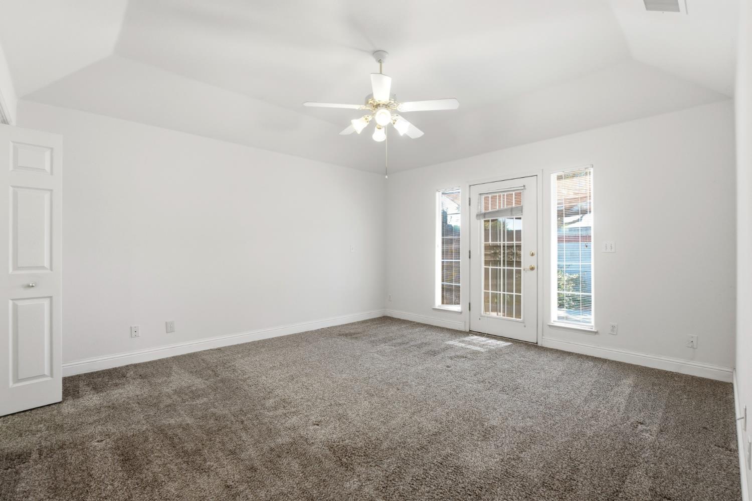 1727 E Morningstar Ln, Fresno, CA 93720