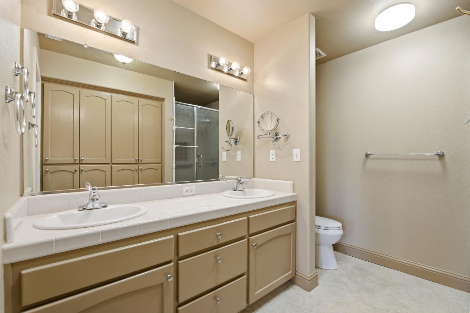 1727 E Morningstar Ln, Fresno, CA 93720