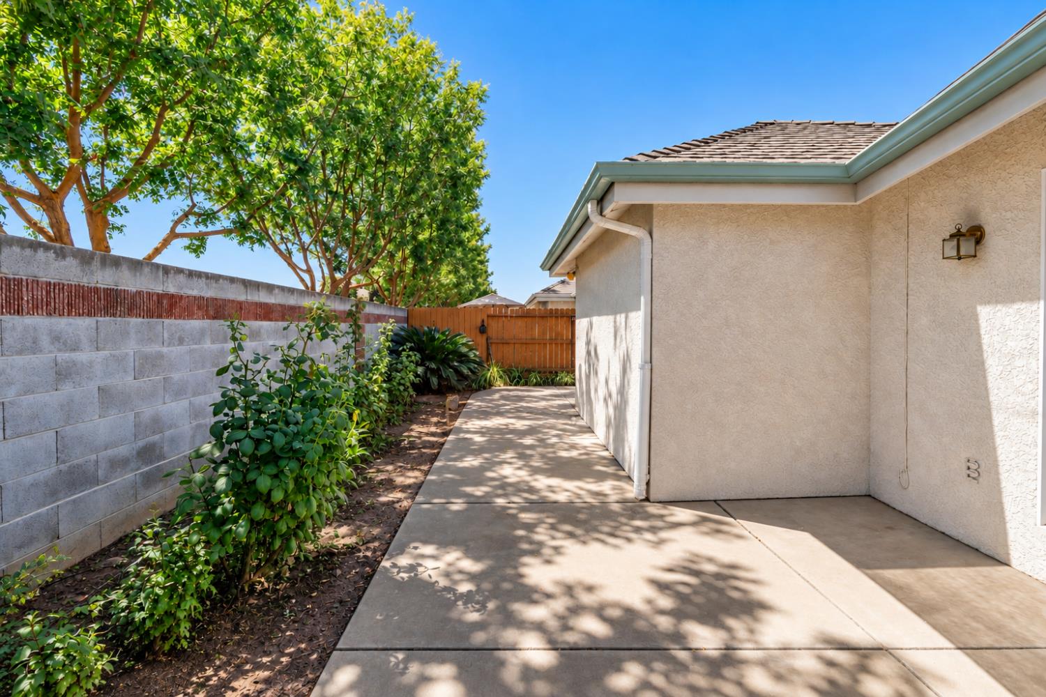 1727 E Morningstar Ln, Fresno, CA 93720