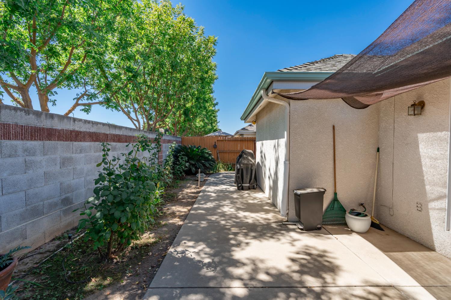 1727 E Morningstar Ln, Fresno, CA 93720