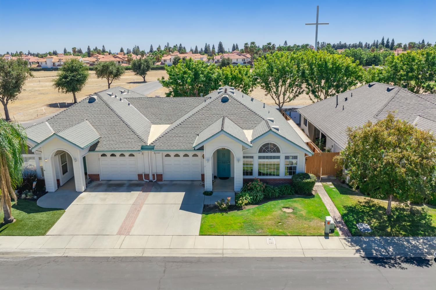 1727 E Morningstar Ln, Fresno, CA 93720