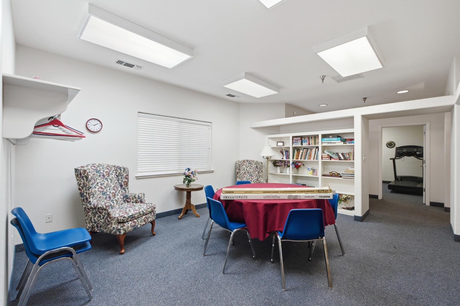 1727 E Morningstar Ln, Fresno, CA 93720